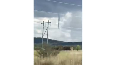 Captan impresionante nube embudo sobre carreteras de La Junta, Chihuahua