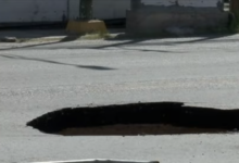 Atiende la JMAS socavón tras incidente de vehículo en Ciudad Juárez