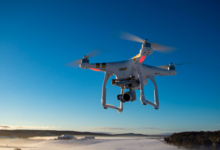 Dron ruso persigue y hiere a vendedor de verduras en mercado de Jersón