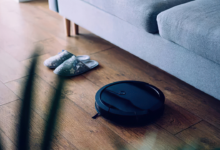 Hombre usó una aspiradora robot para descubrir infidelidad y terminó en prisión por grabar a su esposa