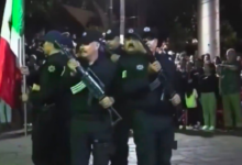 Policías pierden coordinación durante honores a la Bandera en Jalisco