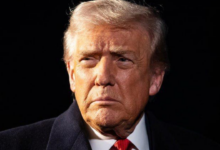 Trump califica a medios críticos como “amenaza” mientras enfrenta demanda por veto en la Casa Blanca