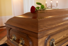 ¡Atrapada! Mujer finge su muerte para no pagar la tanda y funeraria saca la verdad a la luz