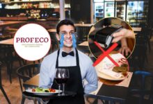 Cuenta de un restaurante revisada por un consumidor antes de pagar la propina