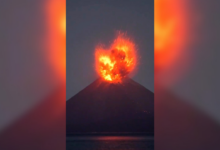 Erupción del Anak Krakatau paraliza aeropuertos y deja a miles de pasajeros varados