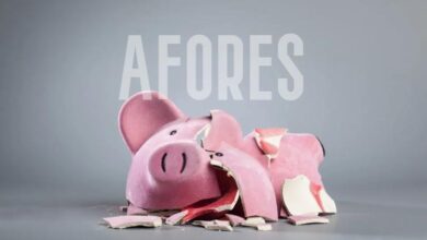 Trabajador consulta información sobre retiros de Afores por desempleo